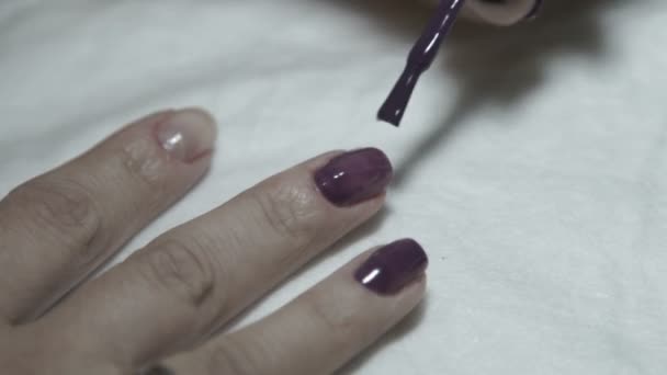 The girl does manicure. Woman paints fingernails. — Stock Video