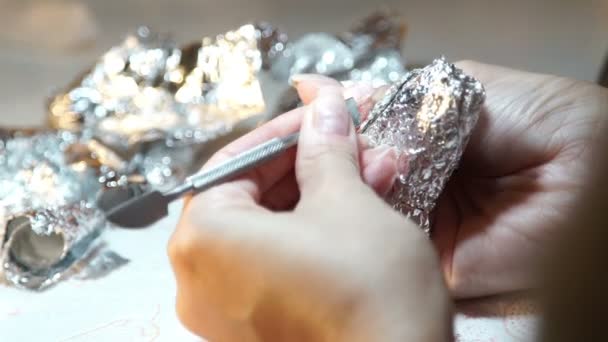 La ragazza fa la manicure. Donna dipinge le unghie . — Video Stock