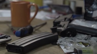 Tablo Araçları ile. Silah tamiri için bir atölye yerleştirin. Mühimmat için kırık klip.