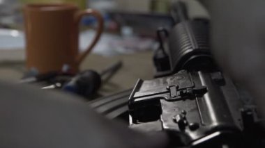 Adam bir makineli tüfek tamiri. Silah tamiri için araçları içeren tablo. Askeri tüfek