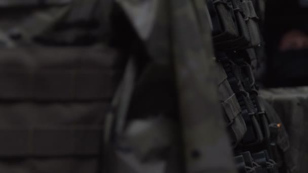 Dinge auf Kleiderbügeln tarnen. verschiedene Militärkleidung. Armeeuniform auf einer Attrappe — Stockvideo
