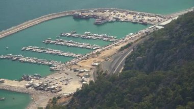 Limanda limanlar ve gemiler okyanusta ve kıyılarda yol kenarında