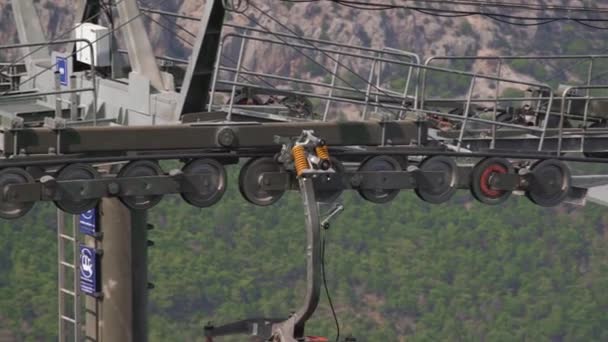 Mechanismus der Seilbahn mit Kabine, die an Metallstützen vorbeifährt — Stockvideo