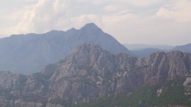 Kayalık yamaçlarda bitkileri olan inanılmaz antik dağ sırtı