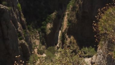 Uçsuz bucaksız uçurumları olan antik dağlar arasında inanılmaz bir kanyon