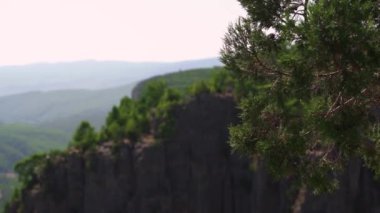Sarp kayalıkları ve kozalaklı ormanı olan harika dağlar.