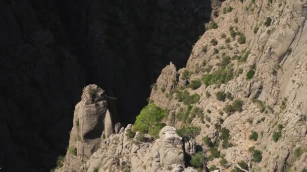 검은 구멍에 바위 절벽이 있는 놀라운 풍경 — 비디오