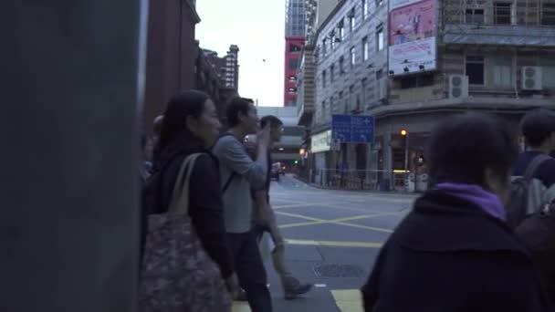 La gente cruza la calle caminando por el paso de peatones en la ciudad china — Vídeos de Stock