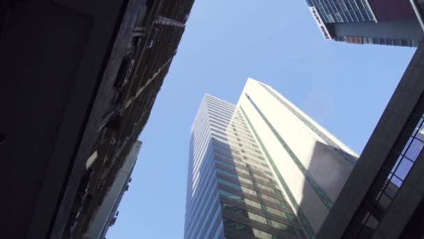 Grattacieli alti sulla strada del centro della grande città cinese — Video Stock