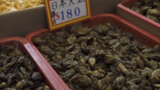 Contenedores con sabrosos mariscos en el mercado tradicional chino — Vídeo de stock