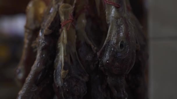 Aziatische mannen kiezen heerlijk gerookt vlees in traditionele winkel — Stockvideo