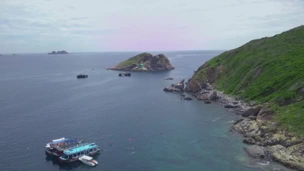 Lodě a lodě plují na azurovém oceánu s horami na pobřeží — Stock video