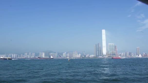 Различные водные суда плывут по океану против высоких зданий — стоковое видео