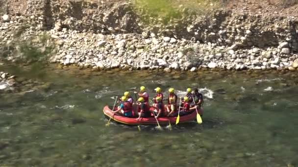 Οι τουρίστες σε κράνη σειρά βάρκα στο βουνό ποτάμι με ορμητικά νερά — Αρχείο Βίντεο