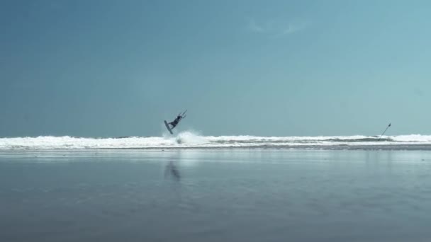Professional kite surfer silhouette does jumps on ocean wave — Stock Video