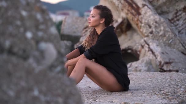 Professionelles Model im schwarzen Hemd posiert für Fotoshooting — Stockvideo