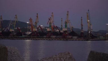 Akşamları limana ışık konan büyük vinçler