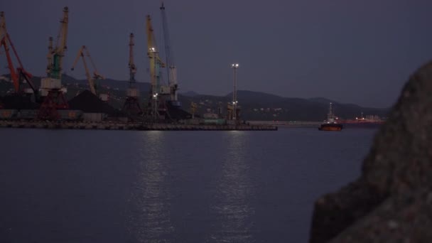 Piccola barca a motore naviga lungo le tranquille onde blu del mare vicino al porto — Video Stock