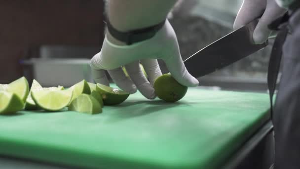手袋のシェフナイフでスライスに新鮮な石灰をカット — ストック動画