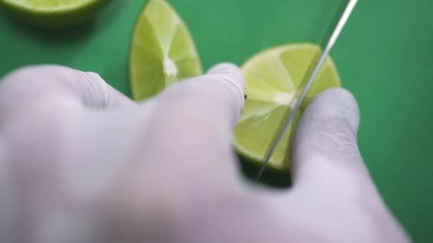 Empleado en guantes corta deliciosa lima en tablero verde — Vídeos de Stock