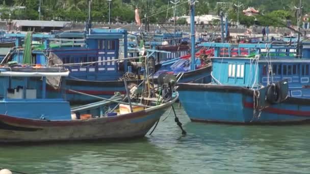 깨끗 한 물 위를 떠다니는 장비를 갖춘 아시아의 푸른 어선들 — 비디오