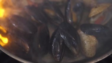 Kızartma tavasında et suyu ve midye pişirmek.