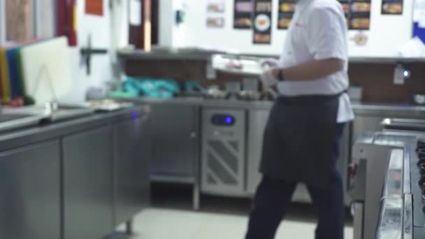 Chef porte plateau avec perche rose avec thym dans la cuisine — Video