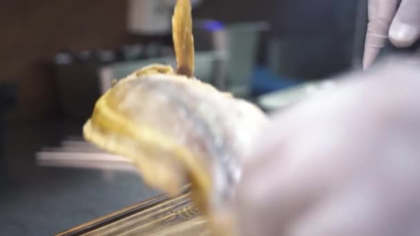 Chef met perche cuite à bord près du plateau avec des huîtres crues — Video