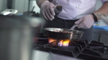 Adam tavadaki taze ahtapotların üzerine sos döker.