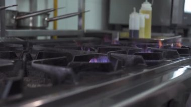 Mutfakta pişirmek için gaz ocağında yanan bir ocak.