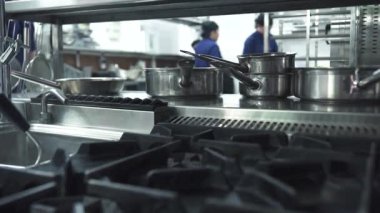 Mutfaktaki çalışanlara karşı tencereli soba.