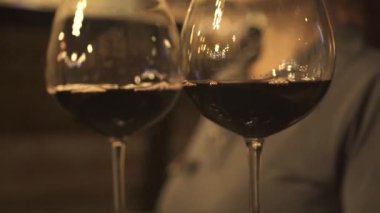 Garson çağdaş restoranda pahalı şarap taşıyor.