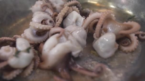 Octopussen bakken in kokende olie op metalen koekenpan in de keuken — Stockvideo
