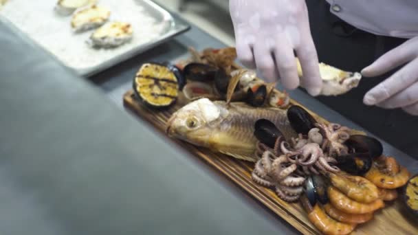 Chef voegt lekkere gebakken oester met kaas toe aan zeevruchten — Stockvideo