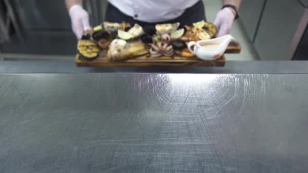 Chef serve bandeja com diferentes iguarias do mar grelhado — Vídeo de Stock