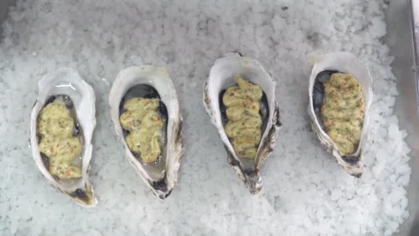 Queso rallado cae sobre ostras con salsa verde — Vídeos de Stock