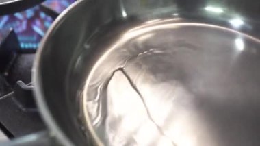 Mutfaktaki modern ocağın üstündeki tavalarda ısıtma yağı.