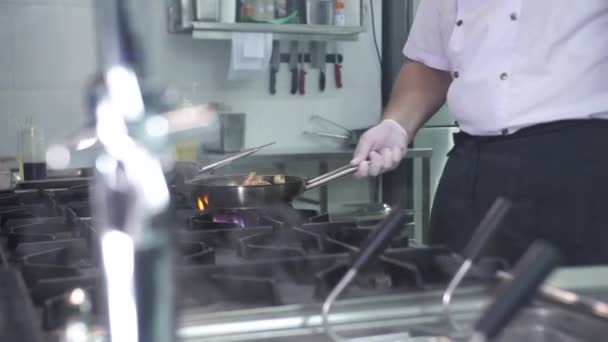 Şef, restoran mutfağında gazlı ocakta kraliyet karidesleri pişiriyor. — Stok video