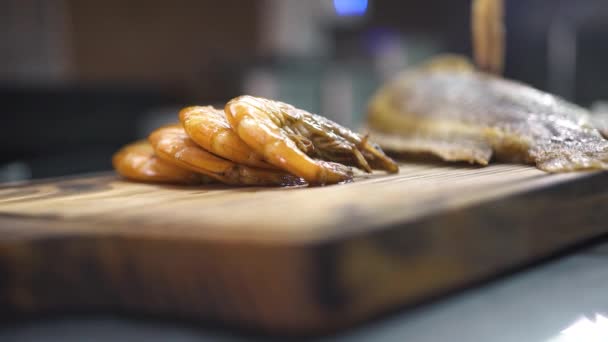 Chef serve deliciosos camarões reais perto poleiro a bordo — Vídeo de Stock