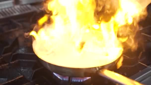 Chef ferme la casserole avec des moules et des pétoncles en flamme avec couvercle — Video