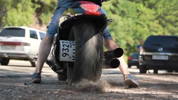 Ικανός μοτοσικλετιστής αέρια σε μεγάλο ποδήλατο με ελαστικά από καουτσούκ — Αρχείο Βίντεο