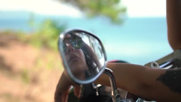 Fille avec grand tatouage reflète dans un petit miroir de moto — Video