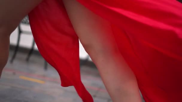 Rüzgâr elbisesi içinde sallanan uzun bacaklı hoş bir kadın. — Stok video