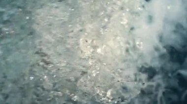 Taze nehir suyu, parlak yaz güneşini yansıtır.