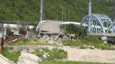 Terk edilmiş bozuk otoyol ve yazın sokak lambaları.