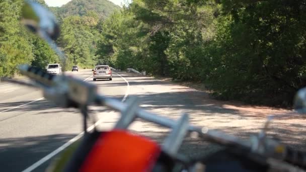 専用ハンドルバーと大型バイクの小さなミラー — ストック動画