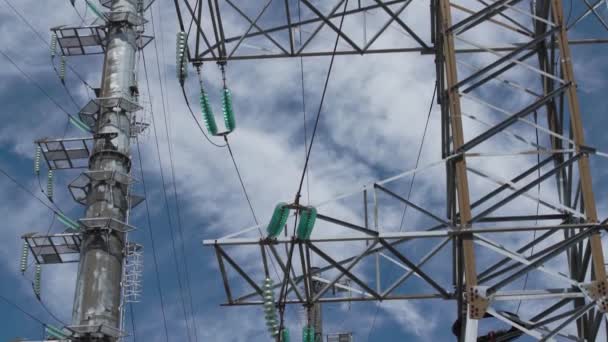 Rusty metal electricity pylons at station under blue sky — Stock Video