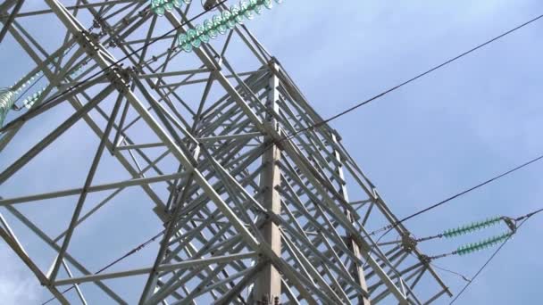 Mavi gökyüzündeki elektrik santralinin yüksek güç hattı kulesi — Stok video
