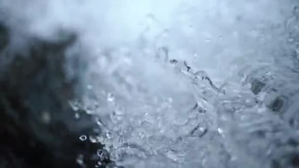 Fluxo de água doce com reflexos de luz solar cai das rochas — Vídeo de Stock