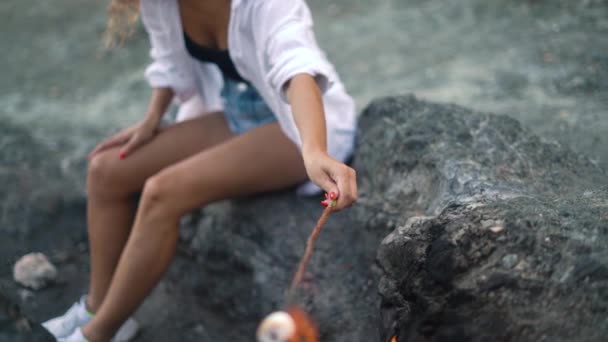 在Yantaras的火焰上，女士拿着棉花糖棒 — 图库视频影像